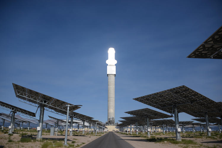 this-huge-new-solar-farm-near-las-vegas-provides-power-even-at-night